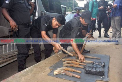 স্বরাষ্ট্র ও পররাষ্ট্র মন্ত্রণালয়ের স্টিকারযুক্ত মাইক্রোবাস থেকে ইয়াবা ও অস্ত্র উদ্ধার
