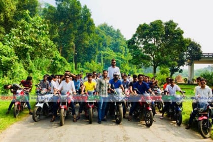 নৌকা প্রতীককে জয়ী করতে চবিতে ছাত্রলীগের মোটরবাইক শোডাউন
