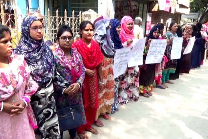 গোপালগঞ্জে চাকরি স্থায়ীকরণ ও বেতন-ভাতার দাবিতে মানববন্ধন

