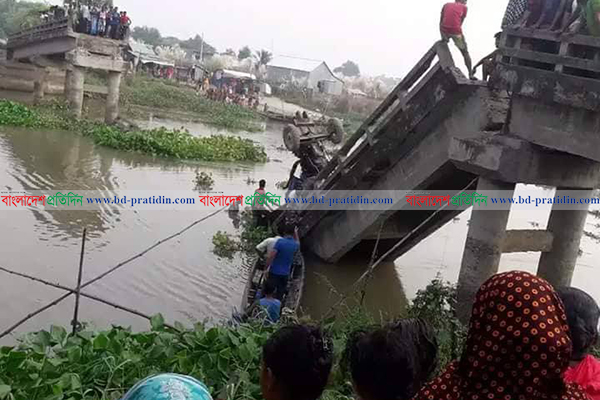কুমিল্লায় ব্রিজ ভেঙে ট্রাক্টর খালে, চালক নিহত