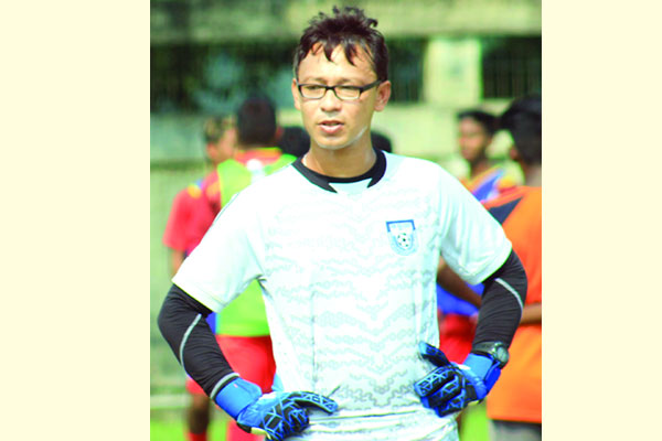 গোলকিপিং কোচিংয়ে স্বপ্ন দেখাচ্ছেন নয়ন
