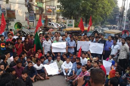 মুক্তিযোদ্ধা কোটা বহালের দাবিতে ঢাকা-চট্টগ্রাম মহাসড়ক অবরোধ