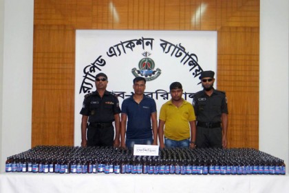 প্রাইভেট কার বোঝাই ফেন্সিডিলসহ আটক ২

