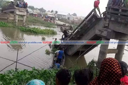 কুমিল্লায় ব্রিজ ভেঙে ট্রাক্টর খালে, চালক নিহত