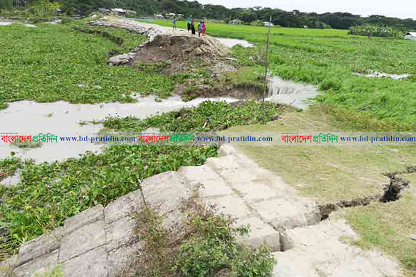 বাগেরহাটে বেড়িবাঁধ ভেঙে তিন গ্রাম প্লাবিত 