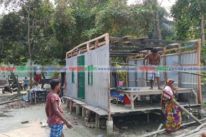 পানি কমলেও ভাঙন থামেনি, ঘর সরাতে ব্যস্ত শত শত পরিবার