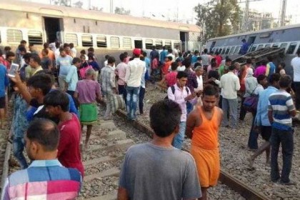 ভারতে ট্রেন লাইনচ্যুত হয়ে নিহত ৭