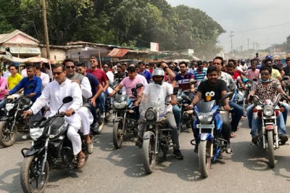 গ্রেনেড হামলার রায়ে নাটোরে মোটরসাইকেল শোভাযাত্রা

