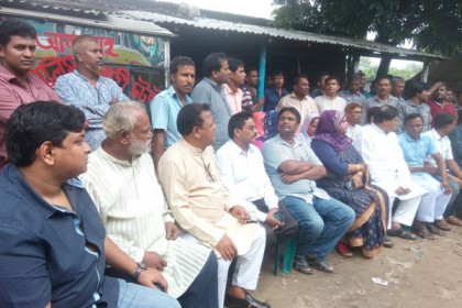 নাশকতা ঠেকাতে ধামরাইয়ে লাঠি হাতে নেতাকর্মীরা, মিষ্টি বিতরণ

