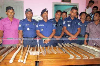 মোরেলগঞ্জে ইউপি চেয়ারম্যানের কক্ষ থেকে অস্ত্র উদ্ধার

