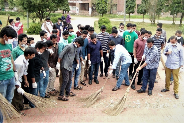 ভর্তি পরীক্ষা শেষে জাবি ছাত্রলীগের পরিষ্কার-পরিচ্ছন্নতা অভিযান