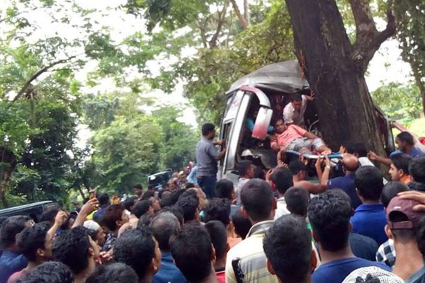 গৌরনদীতে বাস দুর্ঘটনায় নিহত ২

