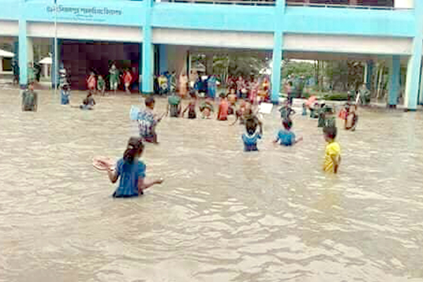 'তিতলি'র প্রভাবে বঙ্গোপসাগর উত্তাল, শিক্ষার্থীসহ হাজারো মানুষ দুর্ভোগে

