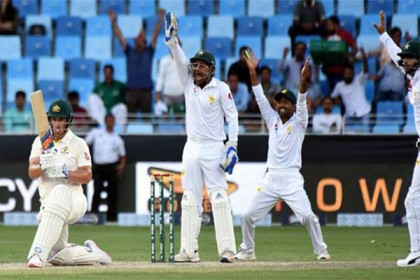 তাসের ঘরের মত ভেঙে গেল অস্ট্রেলিয়ার ইনিংস