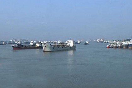 ২৪ ঘণ্টা পর বরিশালে নৌযান চলাচল স্বাভাবিক

