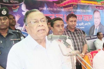 'শিক্ষার মান বৃদ্ধিতে নানামুখী প্রকল্প বাস্তবায়ন করছে সরকার'

