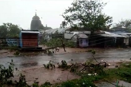 তিতলি'র আঘাতে অন্ধ্রপ্রদেশে ৮ জনের মৃত্যু