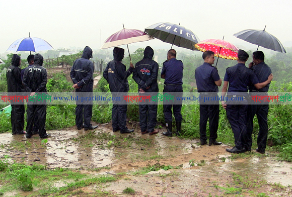 বৃষ্টিতে ফের পাহাড়ে আতঙ্ক, সতর্কতায় মাইকিং