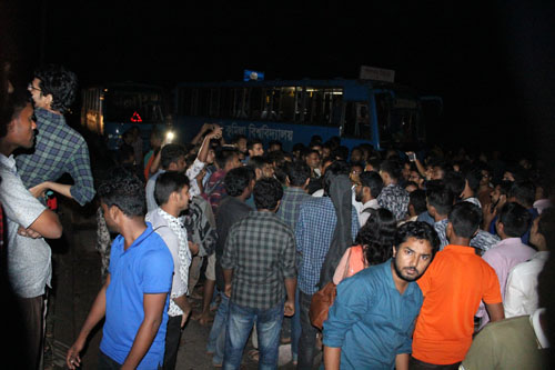 কুবি বাসে হামলার ঘটনায় মামলা
