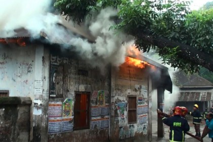 মানিকগঞ্জে স্কুল ভবনে ভয়াবহ অগ্নিকাণ্ড