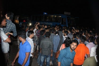 কুবি বাসে হামলার ঘটনায় মামলা