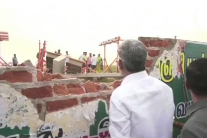 উড্ডয়নের সময় ধাক্কা মেরে দেয়াল ভাঙল এয়ার ইন্ডিয়ার বিমান
