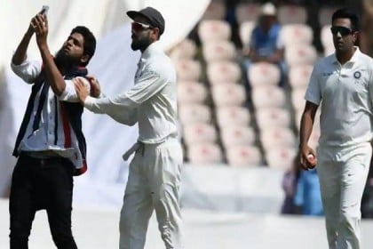 সেলফি তুলতে ফের মাঠে ঢুকে পড়ল দর্শক!