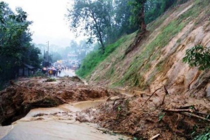 চট্টগ্রামে পাহাড় ও দেয়াল ধসে নিহত ২

