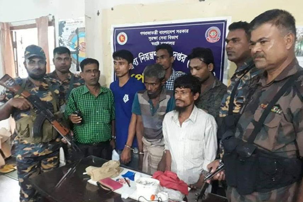 টেকনাফে ইয়াবা-গাঁজাসহ আটক ৫

