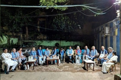 দলবেঁধে কলকাতার পূজা দেখলেন বিদেশি কূটনীতিকরা