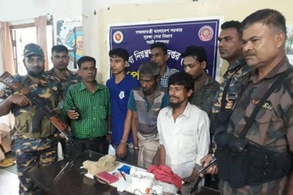 টেকনাফে ইয়াবা-গাঁজাসহ আটক ৫

