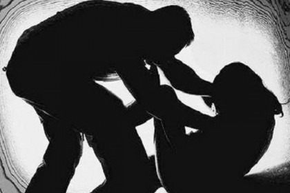 স্কুলছাত্রীকে জিম্মি করে ধর্ষণ, গ্রেফতার ২

