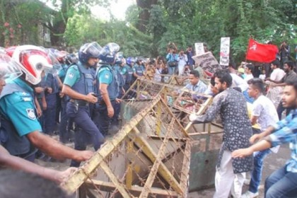 পুলিশি বাধা উপেক্ষা করে বাম জোটের বিক্ষোভ