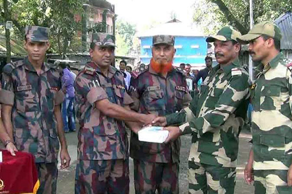 হিলি সীমান্তে মিষ্টি খাইয়ে শুভেচ্ছা বিনিময় বিএসএফ-বিজিবির