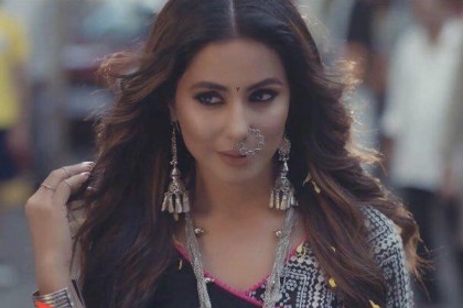সকলকে চমকে পুরানো রূপ থেকে ঘুরে দাঁড়ালেন হিনা খান
