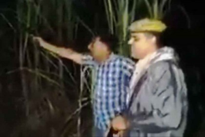 বন্দুক বিপর্যয়ে গুলির বদলে 'ঠাঁই ঠাঁই' আওয়াজ পুলিশের! (ভিডিও)