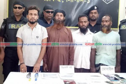 চাঁপাইনবাবগঞ্জে বই ও লিফলেটসহ ৪ জেএমবি সদস্য গ্রেফতার
