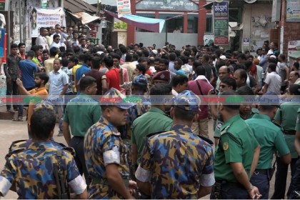 বরিশালে পুলিশি বেষ্টনীতে স্বেচ্ছাসেবক দলের পৃথক বিক্ষোভ সমাবেশ 