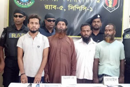চাঁপাইনবাবগঞ্জে উগ্রবাদী বই ও লিফলেটসহ ৪ জেএমবি সদস্য গ্রেফতার