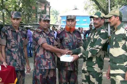 হিলি সীমান্তে মিষ্টি খাইয়ে শুভেচ্ছা বিনিময় বিএসএফ-বিজিবির