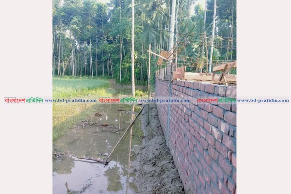 কলারোয়ায় কৃষি জমি দখল করে ঘর নির্মাণের অভিযোগ