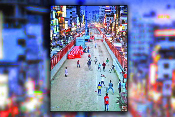 মাঠ বেদখল শিশুরা খেলছে রাস্তায়