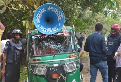 জঙ্গি আস্তানা সন্দেহে ঘিরে রাখা ২ বাড়ি এলাকায় মাইকিং