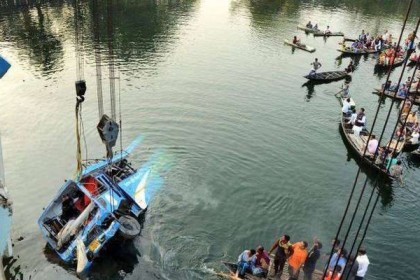 পশ্চিমবঙ্গে যাত্রীবাহী বাস খাদে, নিহত ৬
