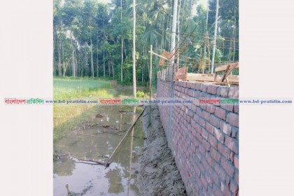 কলারোয়ায় কৃষি জমি দখল করে ঘর নির্মাণের অভিযোগ
