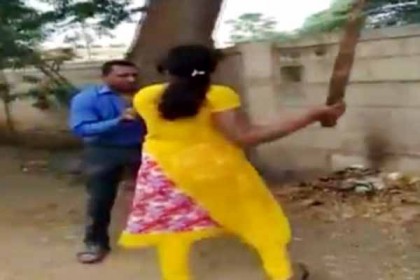 ঋণ পেতে শারীরিক সম্পর্কের প্রস্তাব দেওয়ায় ব্যাংক ম্যানেজারকে জুতাপেটা (ভিডিও)