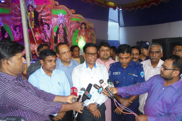 বাংলাদেশি হিন্দু সম্প্রদায়ের সঙ্গে হিন্দু রোহিঙ্গাদের দুর্গোৎসব পালন
