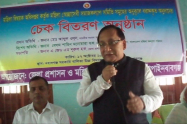 চাঁপাইনবাবগঞ্জে মহিলা বিষয়ক দফতরের অনুদানের চেক বিতরণ