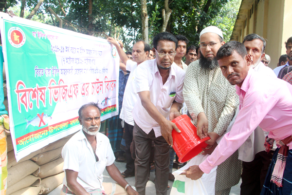 চরভদ্রাসনে জেলেদের মাঝে চাল বিতরণ