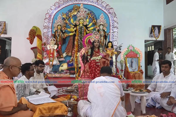 ময়মনসিংহে কুমারী পূজা অনুষ্ঠিত
